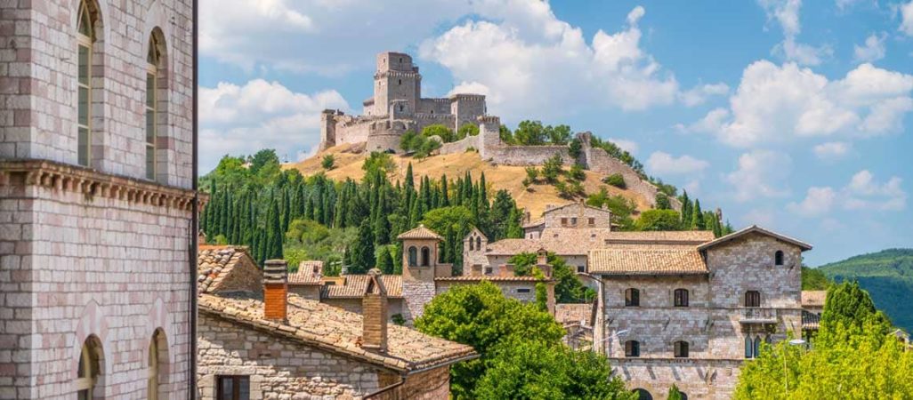 Weekend Umbria 4 giorni. Tour Assisi con audioguida, vista della Rocca Maggiore. Umbria my love