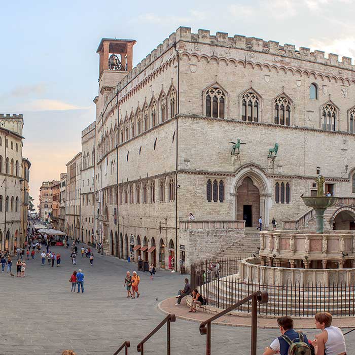 Perugia centro storico con Palazzo dei Priori e Fontana Maggiore. Perugia Vacanze Umbria my Love