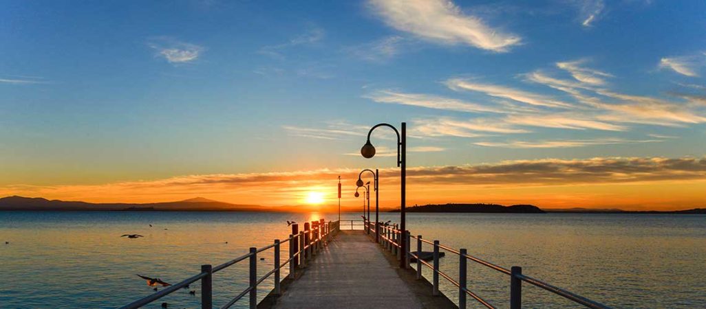 4 giorni in Umbria panorama sul Lago Trasimeno al tramonto. Vacanze Umbria my love