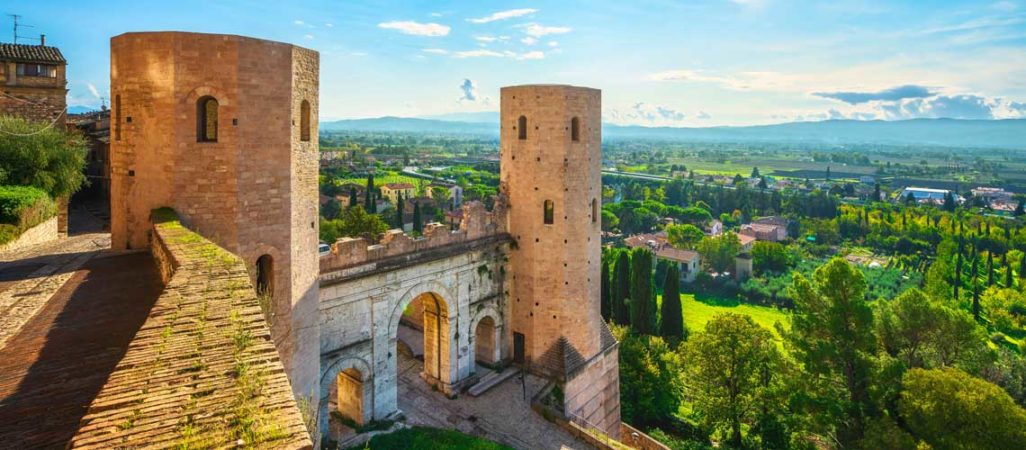 7 giorni ad Assisi e dintorni: Spello, splendidissima colonia Julia, porta Venere con le Torri di Properzio. Experience Umbria my Love