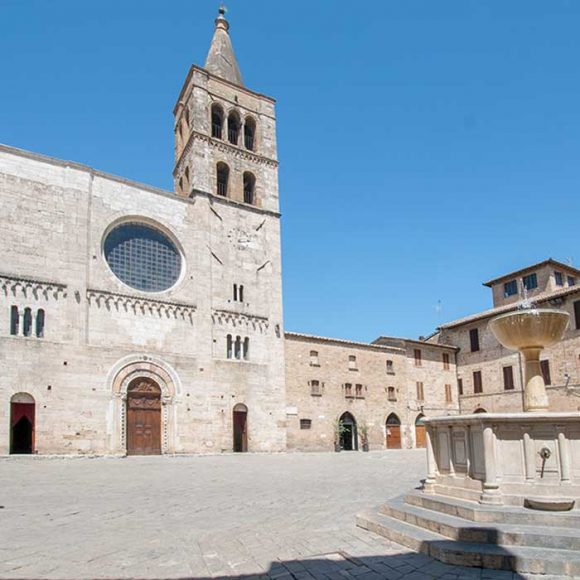 Bevagna Piazza Filippo Silvestri cuore del borgo umbro. Bevagna Vacanze Umbria my Love