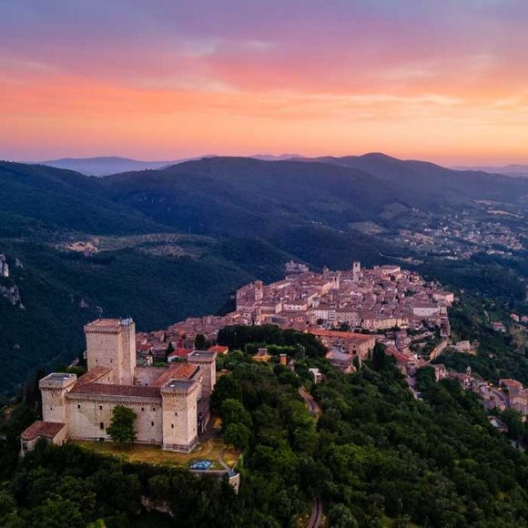 Narni borgo medievale umbro misterioso vista aerea con Rocca albornoziana. Narni Vacanze Umbria my Love