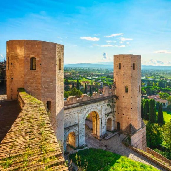 Spello Porta Venere con le Torri di Properzio di epoca romana. Spello Vacanze Umbria my Love