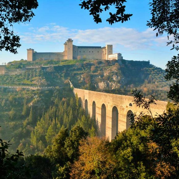 Spoleto Rocca albonoziana e Ponte delle Torri sull’antico acquedotto romano. Spoleto Vacanze Umbria my Love