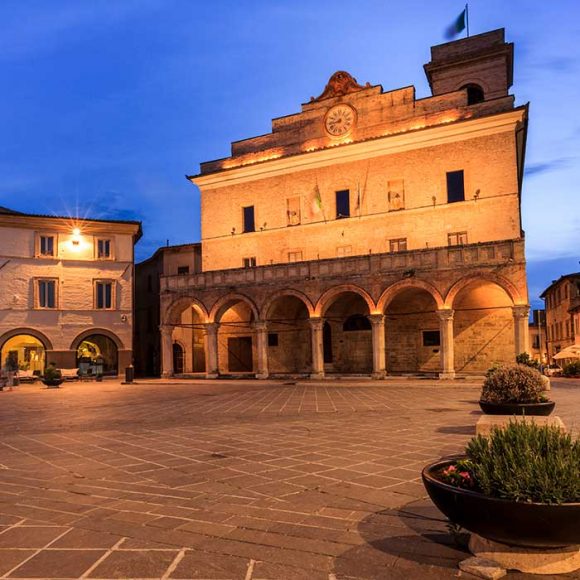 Montefalco, la famosa Piazza del Comune con il Palazzo Comunale del XIII secolo. Montefalco Vacanze Umbria my Love