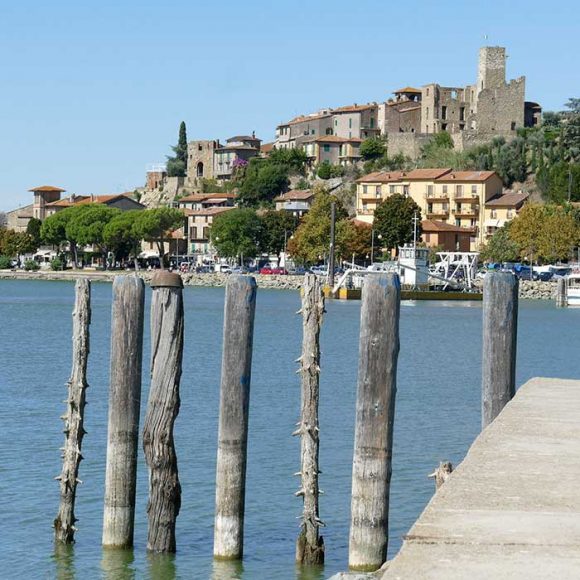 Lago Trasimeno Passignano vista da un pontile. Vacanze Umbria my Love