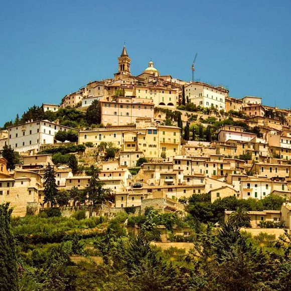 Trevi, vista del borgo medievale dalla Via Flaminia. Trevi Vacanze Umbria my Love