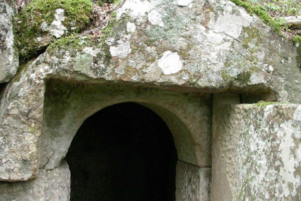 Experience alla Fattoria Etrusca con visita di una Tomba etrusca, particolare della lastra di chiusura. Esperienze Umbria my Love