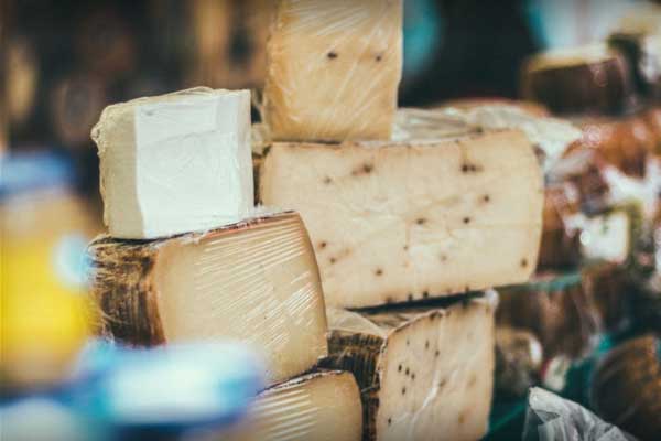 Experience alla Fattoria Etrusca con laboratorio di formaggi e degustazione dei formaggi prodotti. Esperienze Umbria my Love