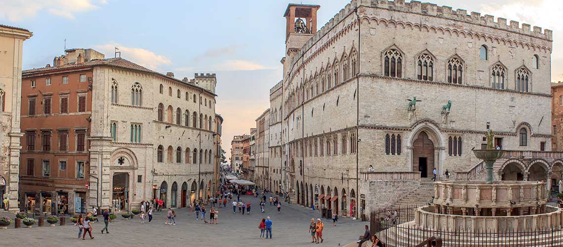 Perugia centro storico con Palazzo dei Priori e Fontana Maggiore. Perugia Vacanze Umbria my Love