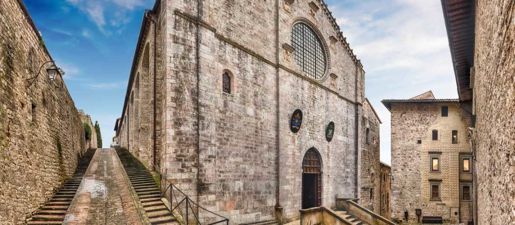 Tour dei borghi umbri in 5 giorni: visita del borgo di Gubbio cattedrale medievale. Umbria my Love