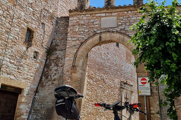 Tour in eBike itinerario sul Monte Subasio, arrivo a Spello antica colonia romana. Umbria my Love