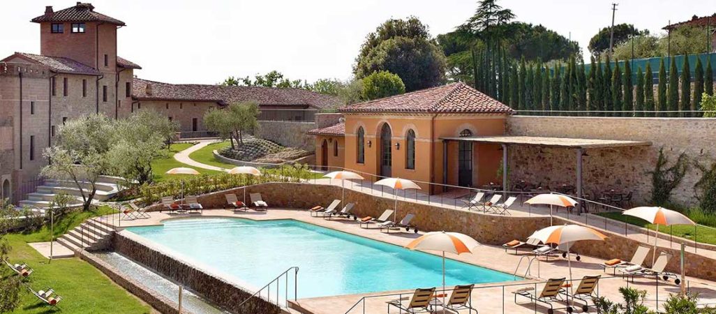 Tour dell'Umbria in 5 giorni relax l'infinity pool del Resort di lusso Relais & Châteaux. Vacanze Umbria my love