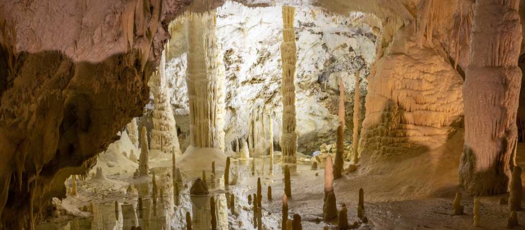 Tour Umbria e Marche 4 giorni escursione alle Grotte di Frasassi per chi ama natura e speleologia. Umbria my Love