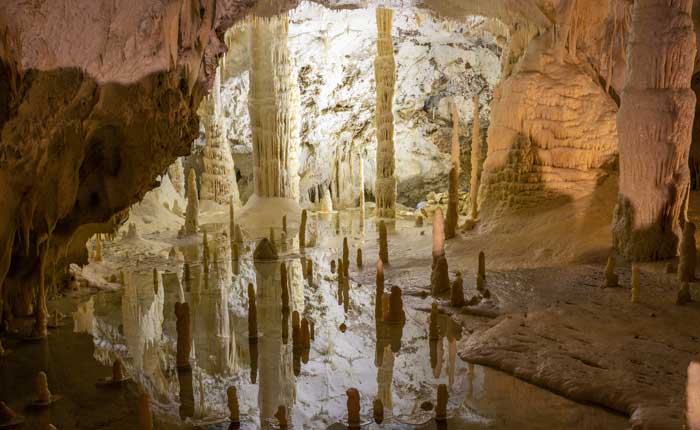 Tour Umbria e Marche 4 giorni Gubbio, Grotte di Frasassi, Assisi. Umbria my Love