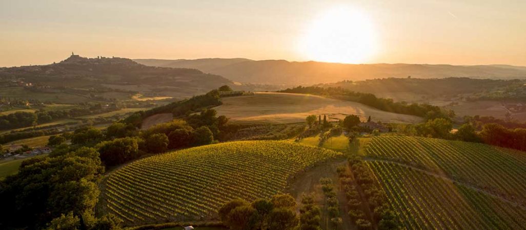 Vacanza benessere e relax 4 giorni: aperitivo al tramonto sulla terrazza con vista sulle colline di Todi. Umbria my love