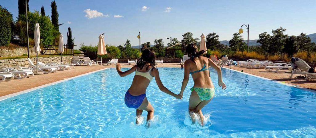 Vacanza in bici per famiglie con bambini divertente pomeriggio in piscina. Green Experience Family Umbria my Love