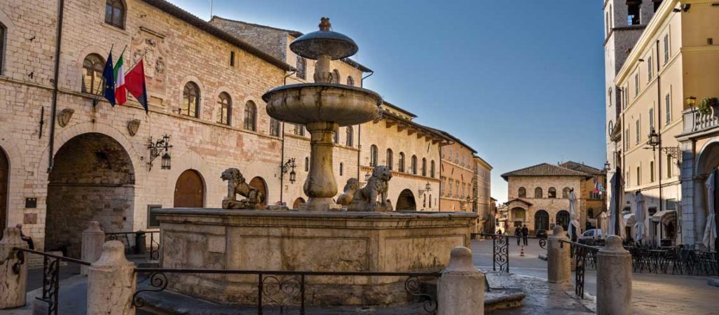 Visita di Assisi a piedi la medievale Piazza del Comune vista dalla fontana. In Vacanza con Umbria my Love