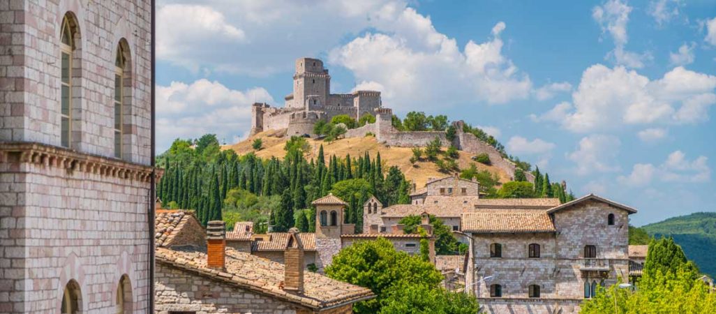 Visita di Assisi a piedi la Rocca Maggiore albornoziana sovrasta la città. In Vacanza con Umbria my Love